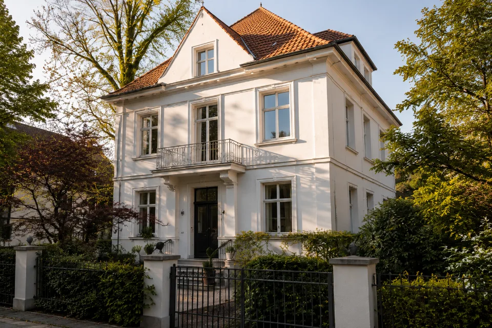 Weißes Wohnhaus im Grünen als illustratives Motiv für regionale Wohnlagen