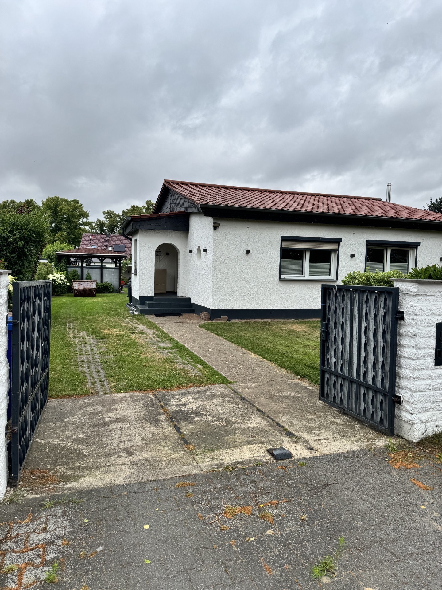 Freistehendes Einfamilienhaus in Ahrensfelde mit Vorgarten und Zufahrt
