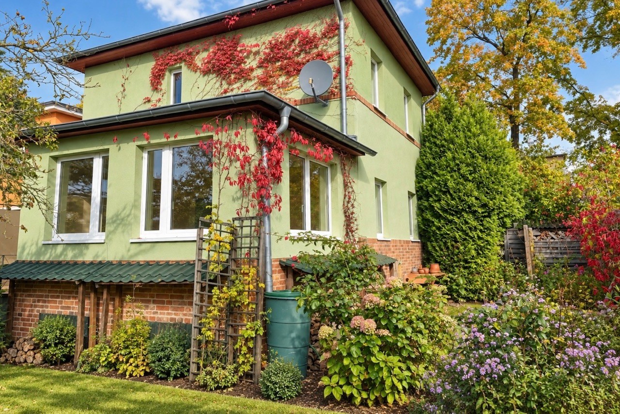 Einfamilienhaus in Erkner mit Garten und herbstlicher Fassade