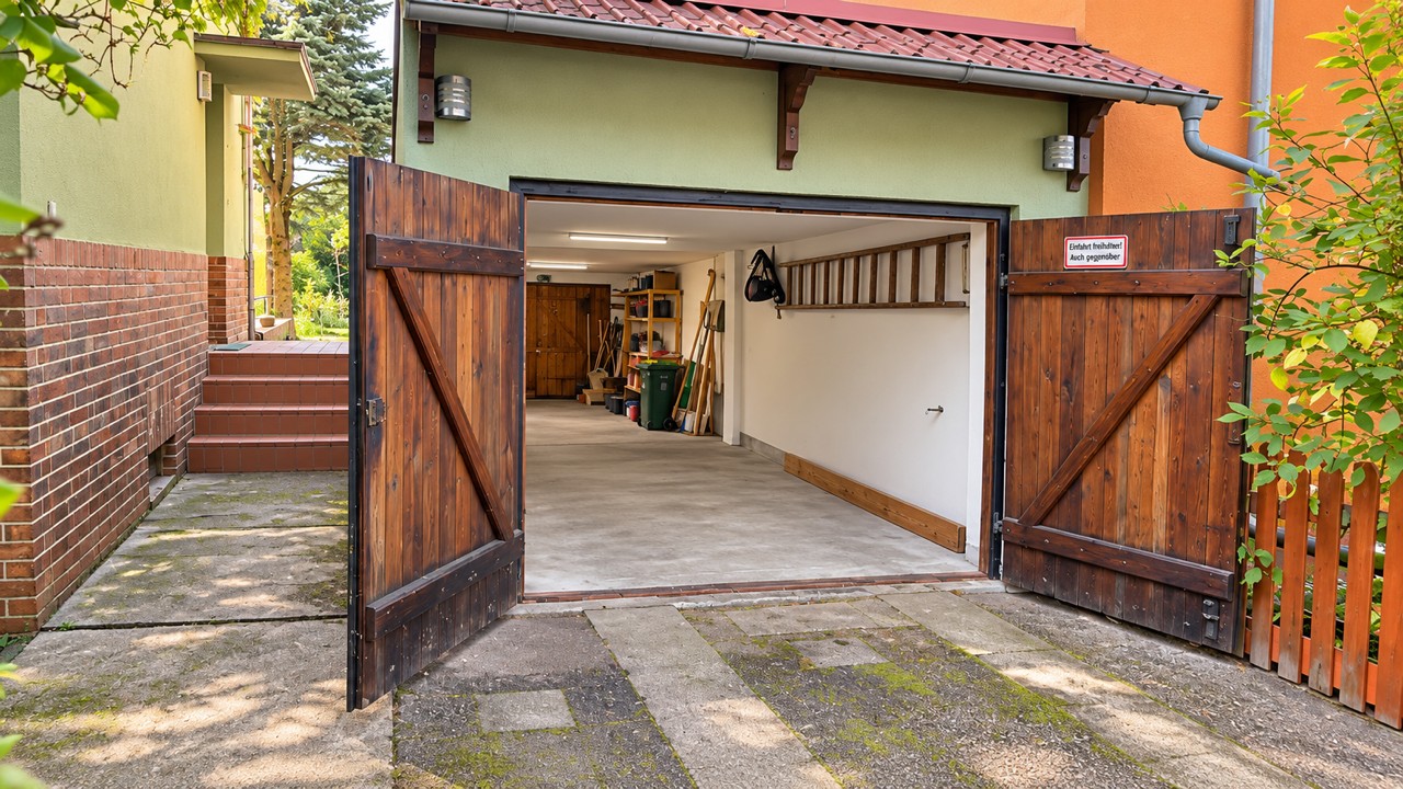 Geöffnete Garage des Einfamilienhauses in Erkner