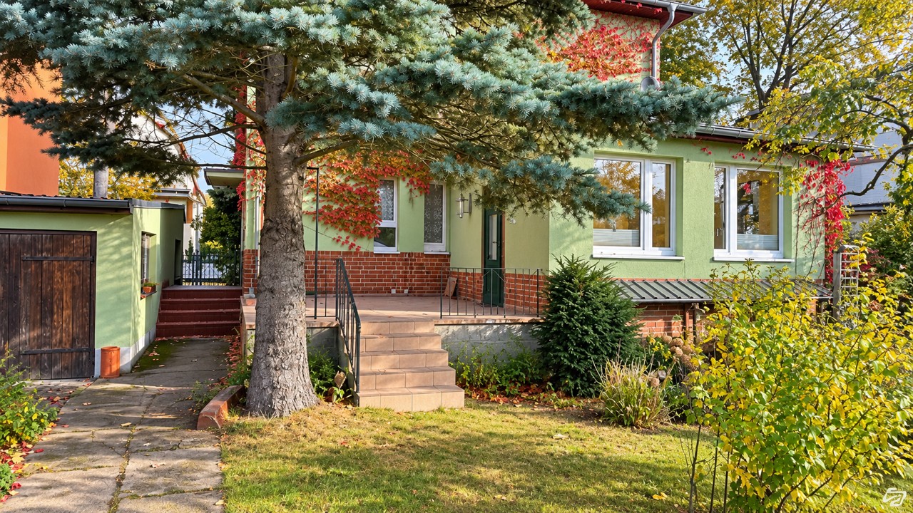 Blick vom Garten auf Haus, Terrasse und Garage in Erkner