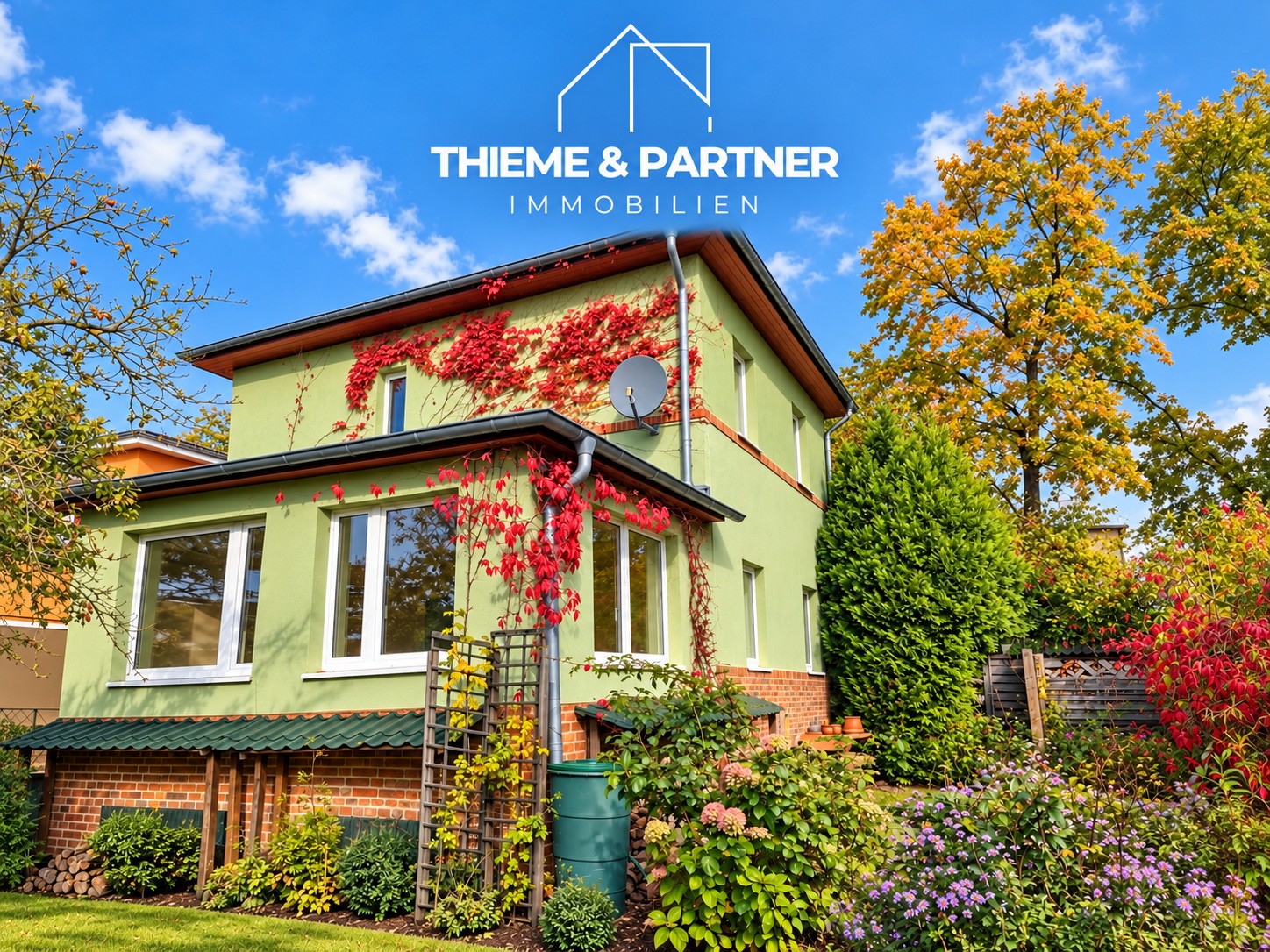 Außenansicht des Hauses mit THIEME & PARTNER Markenaufdruck