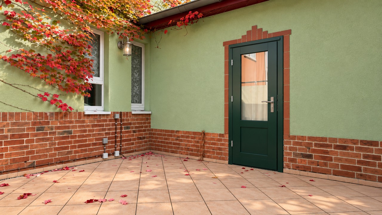Geflieste Terrasse beziehungsweise Veranda am Haus