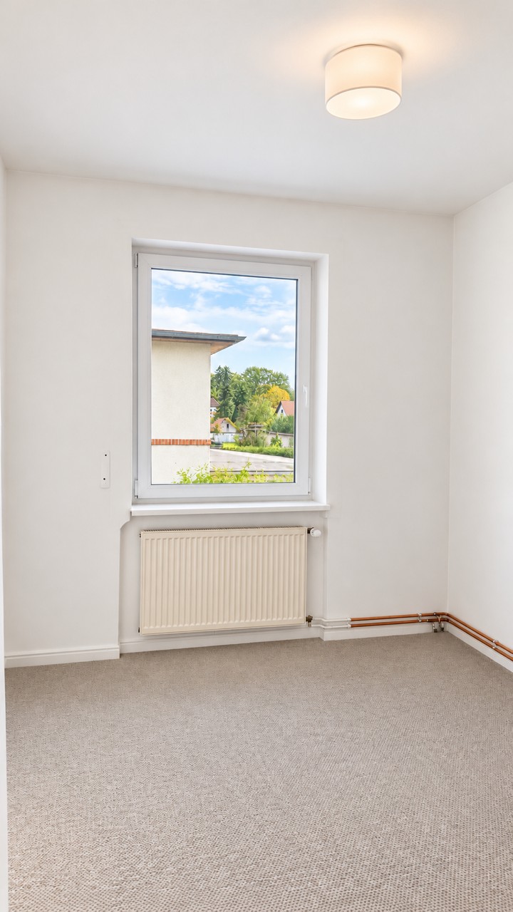 Weiteres Zimmer mit Teppichboden und Fenster