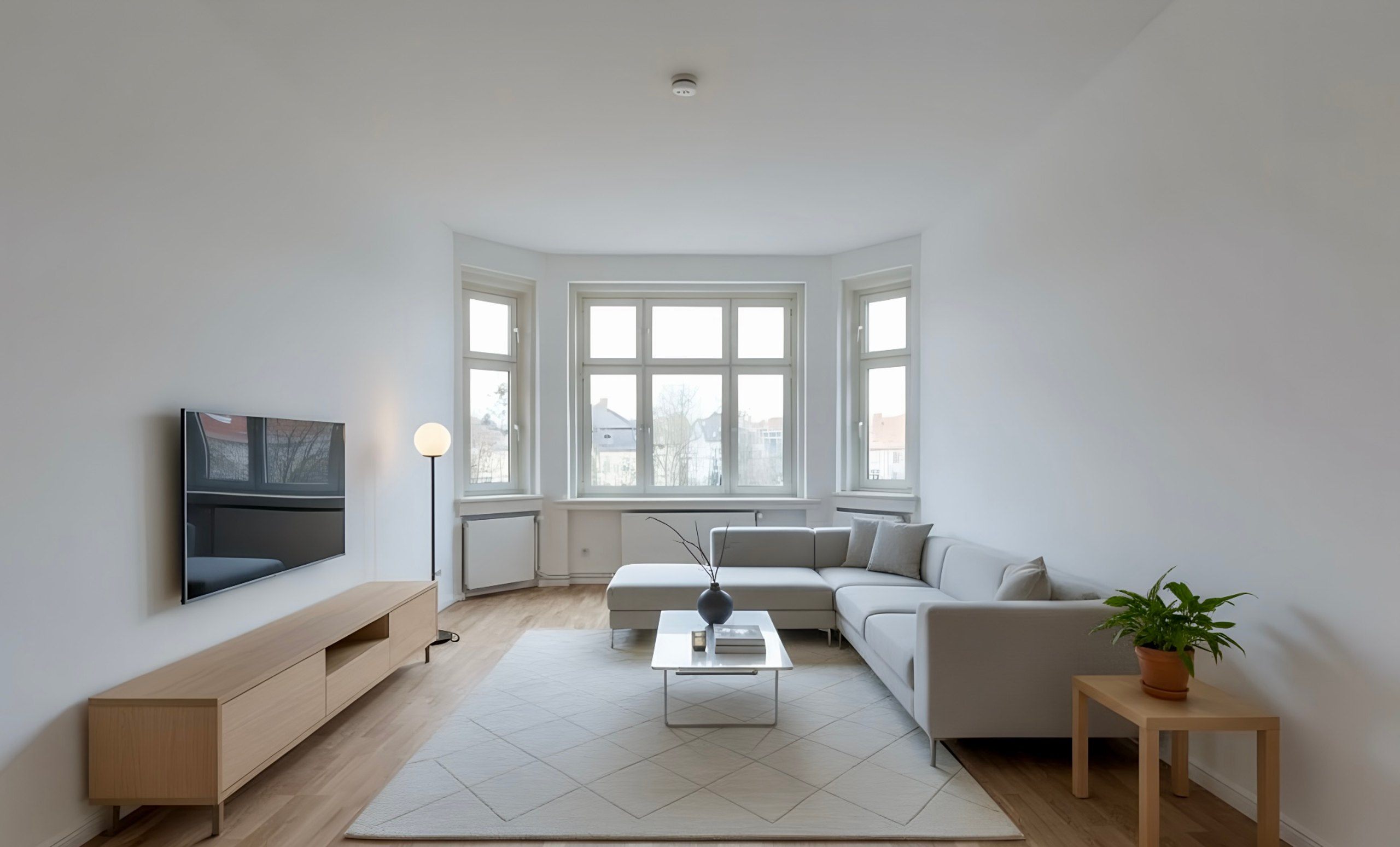 Heller Wohnbereich der Altbauwohnung in Berlin-Lichterfelde West