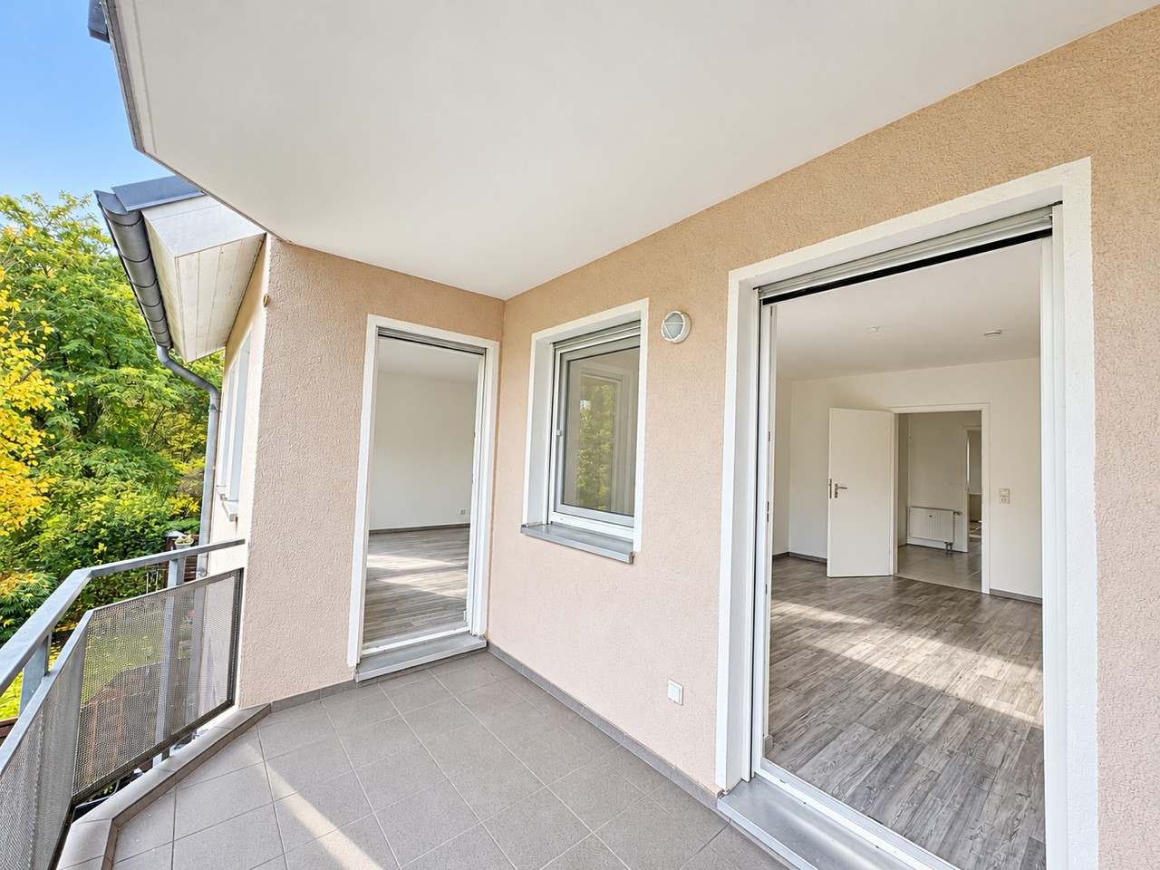 Balkon mit zwei Zugängen aus Wohn- und Schlafzimmer