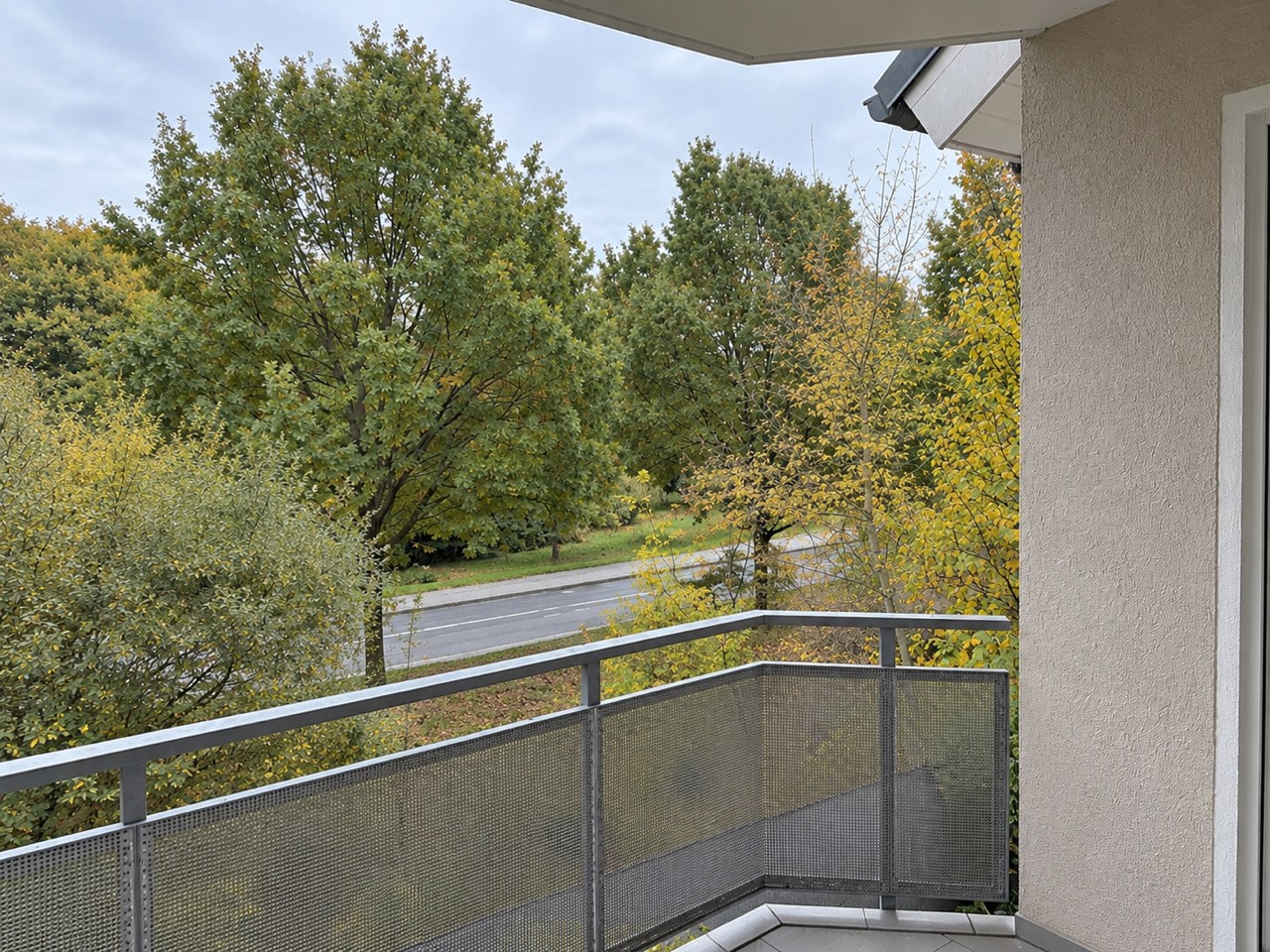 Blick vom Balkon in die grüne Umgebung