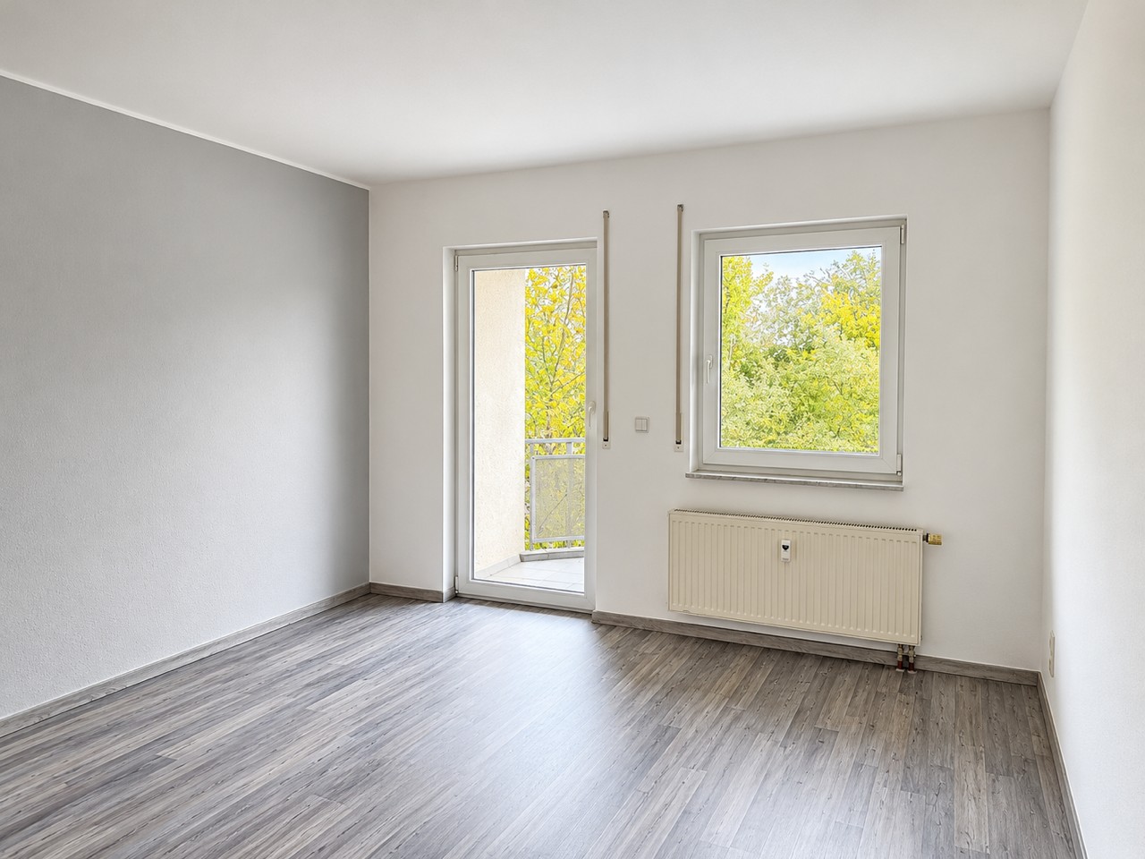 Schlafzimmer mit direktem Zugang zum Balkon