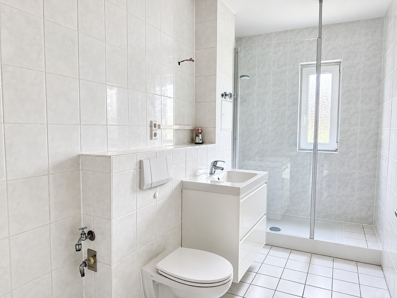 2024 modernisiertes Tageslichtbad mit Dusche und Waschbecken