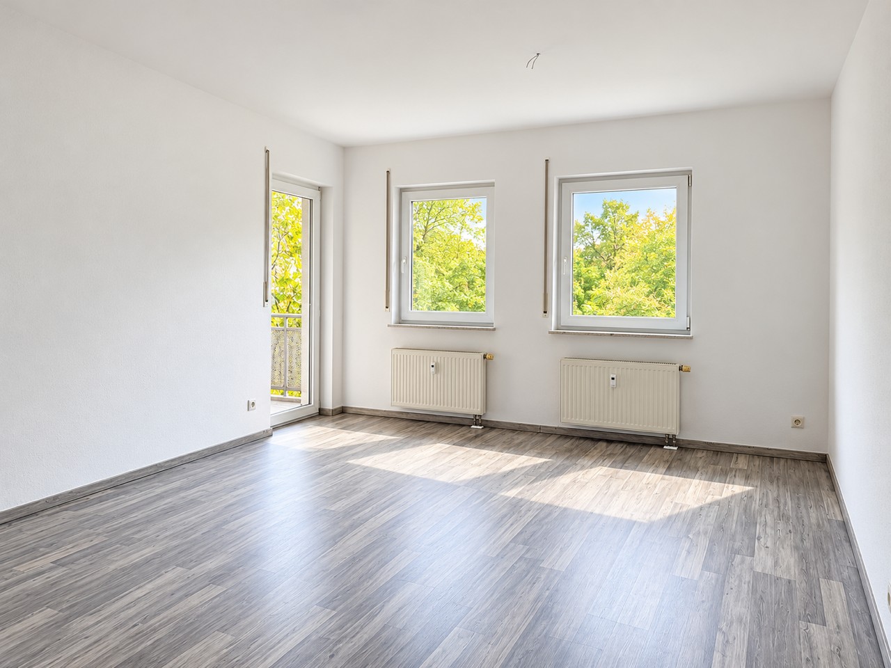 Heller Wohnbereich der Eigentumswohnung mit Zugang zum Balkon